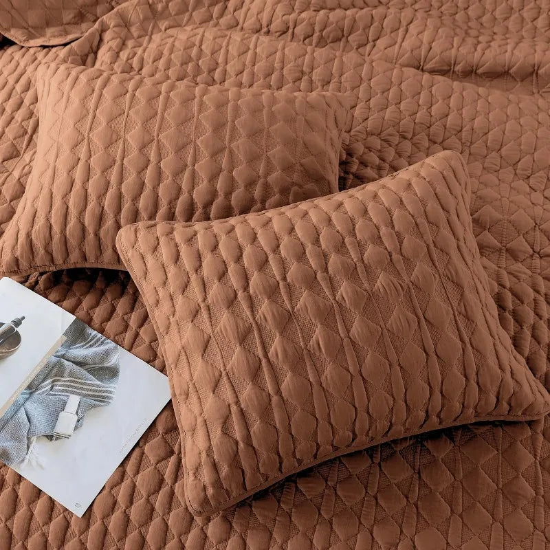 Lightweight Soft Quilted Bedding With Shams