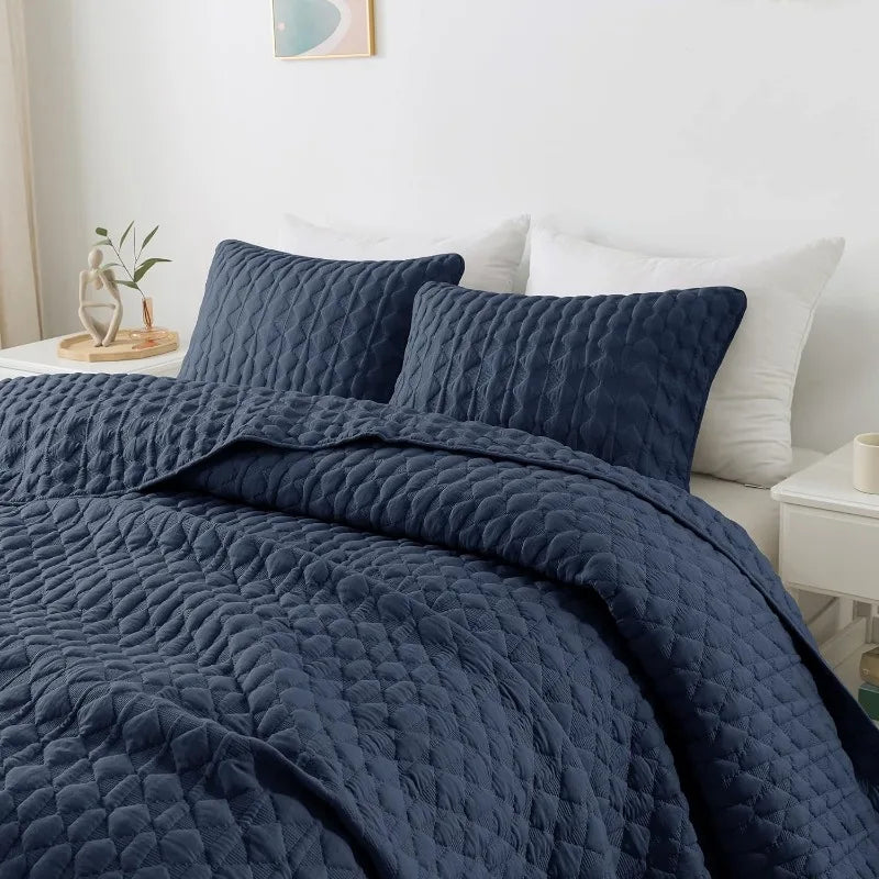 Lightweight Soft Quilted Bedding With Shams