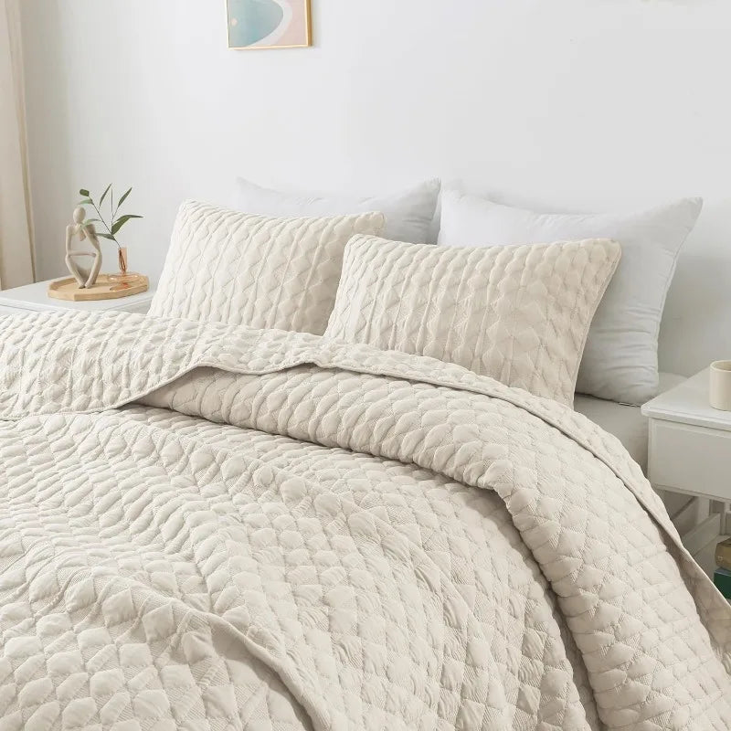 Lightweight Soft Quilted Bedding With Shams