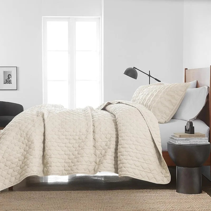 Lightweight Soft Quilted Bedding With Shams