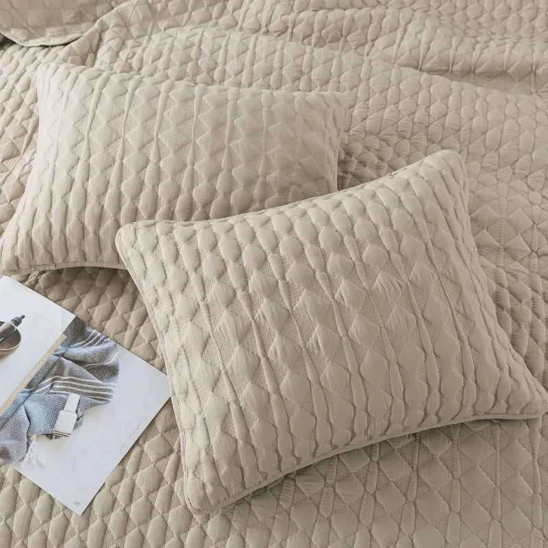 Lightweight Soft Quilted Bedding With Shams