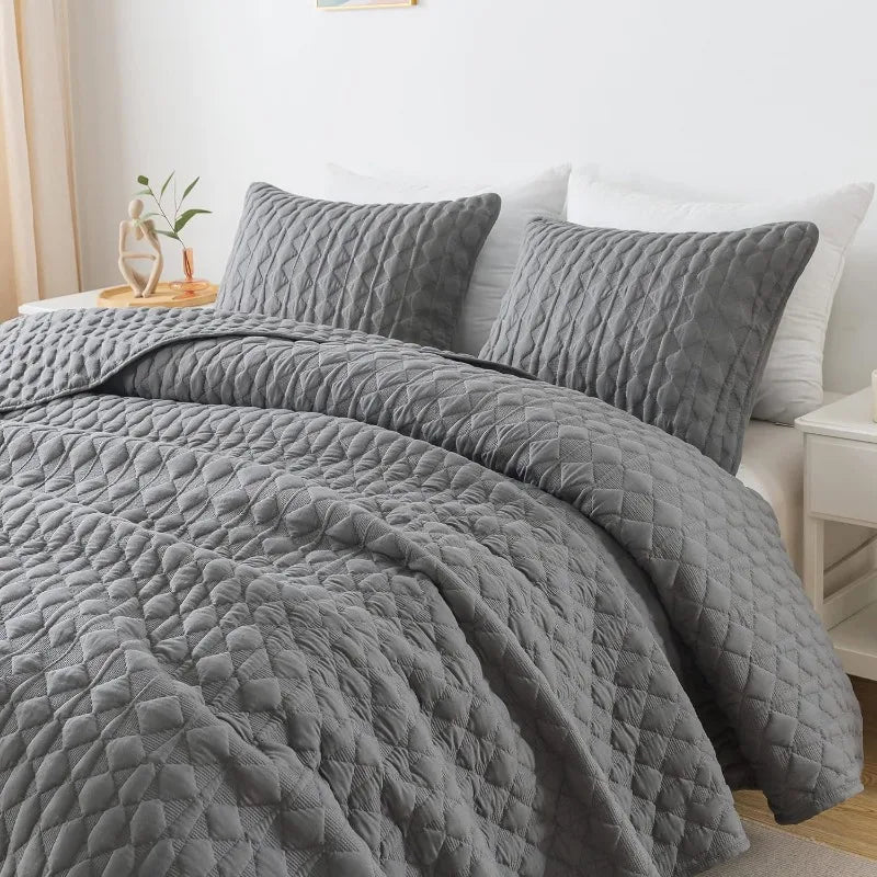 Lightweight Soft Quilted Bedding With Shams