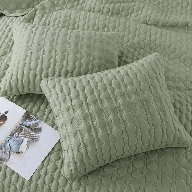 Lightweight Soft Quilted Bedding With Shams