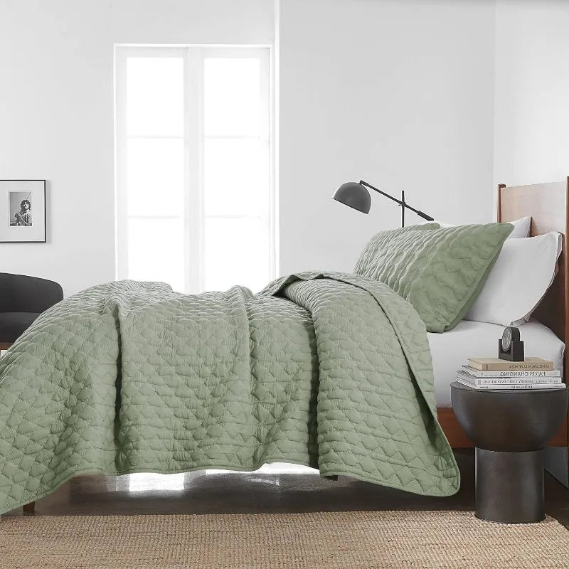 Lightweight Soft Quilted Bedding With Shams