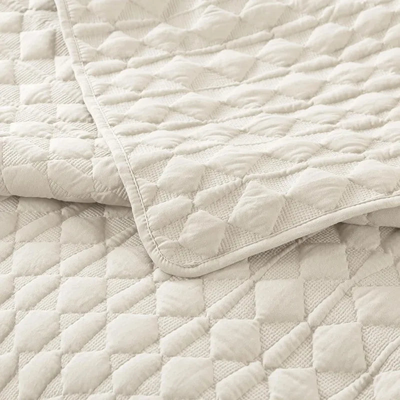 Lightweight Soft Quilted Bedding With Shams