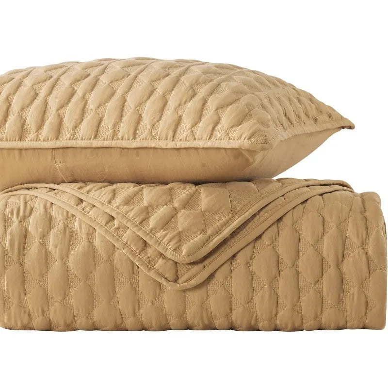 Lightweight Soft Quilted Bedding With Shams