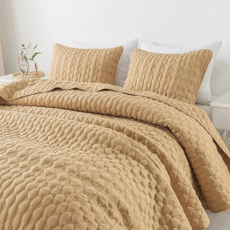 Lightweight Soft Quilted Bedding With Shams