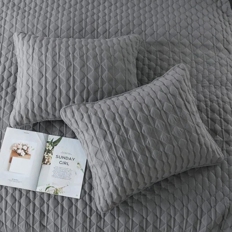 Lightweight Soft Quilted Bedding With Shams