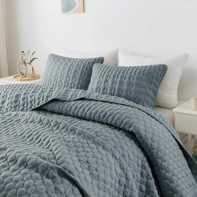 Lightweight Soft Quilted Bedding With Shams