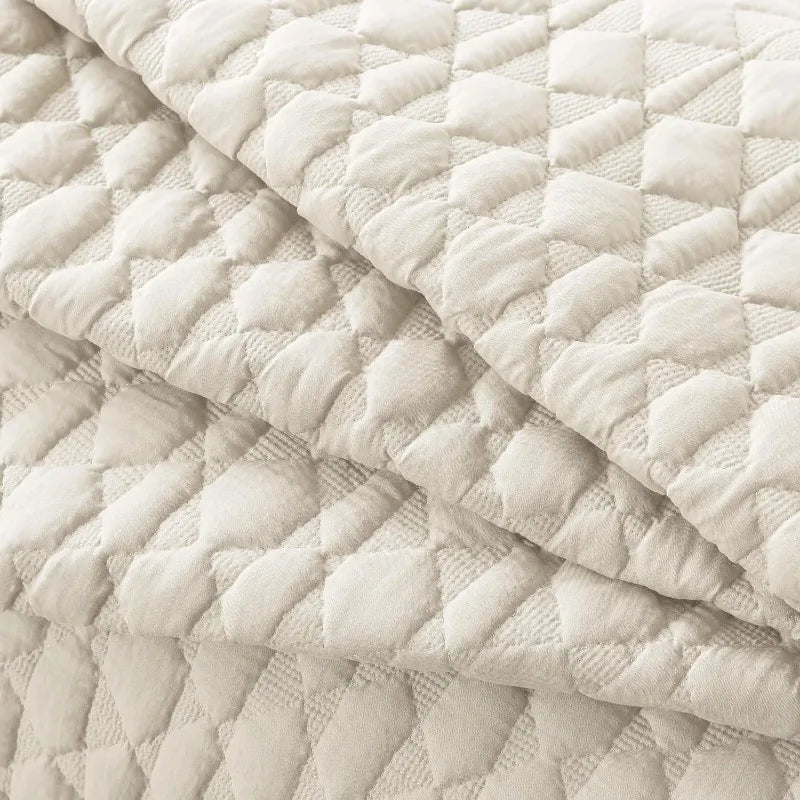 Lightweight Soft Quilted Bedding With Shams