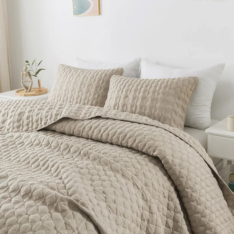 Lightweight Soft Quilted Bedding With Shams