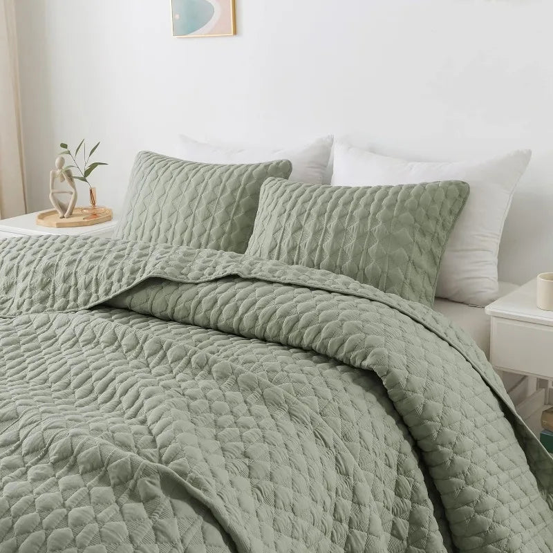 Lightweight Soft Quilted Bedding With Shams