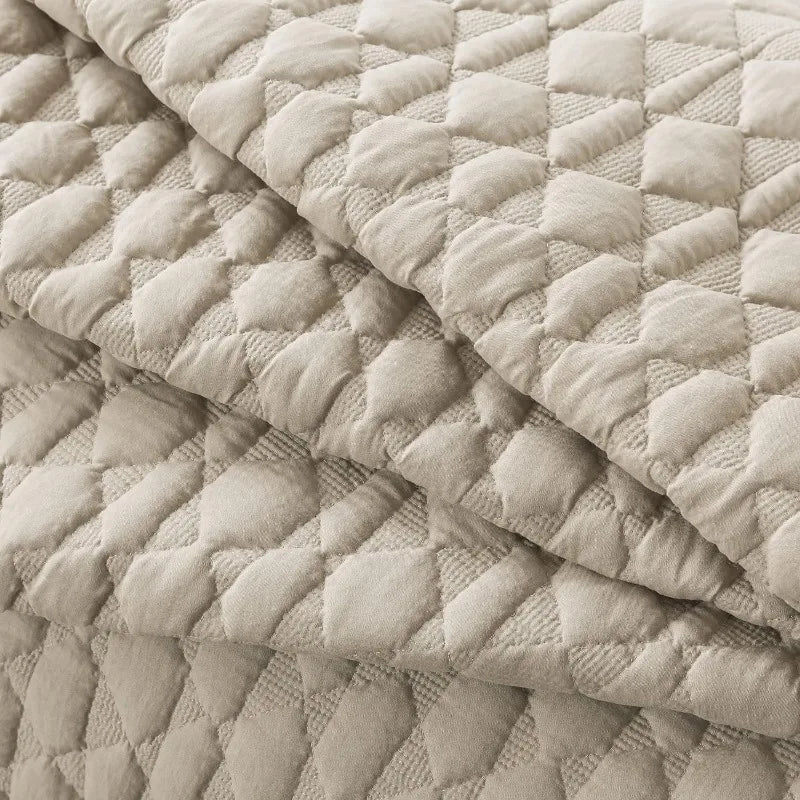 Lightweight Soft Quilted Bedding With Shams