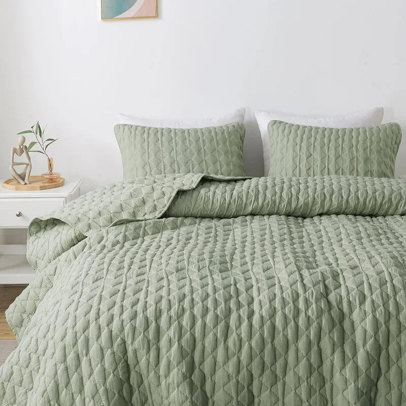 Lightweight Soft Quilted Bedding With Shams