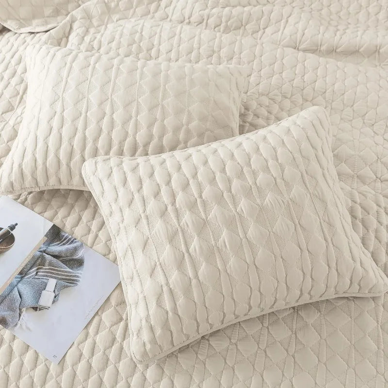 Lightweight Soft Quilted Bedding With Shams