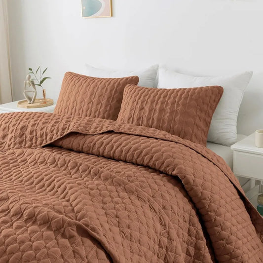 Lightweight Soft Quilted Bedding With Shams