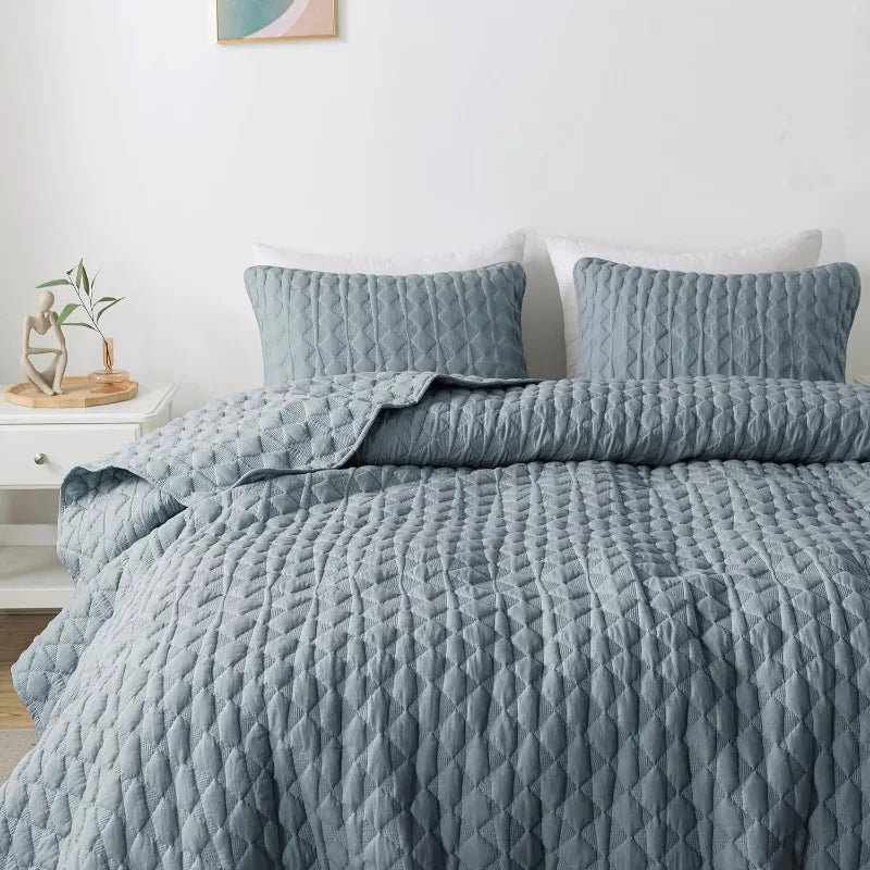 Lightweight Soft Quilted Bedding With Shams