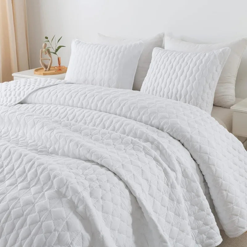 Lightweight Soft Quilted Bedding With Shams