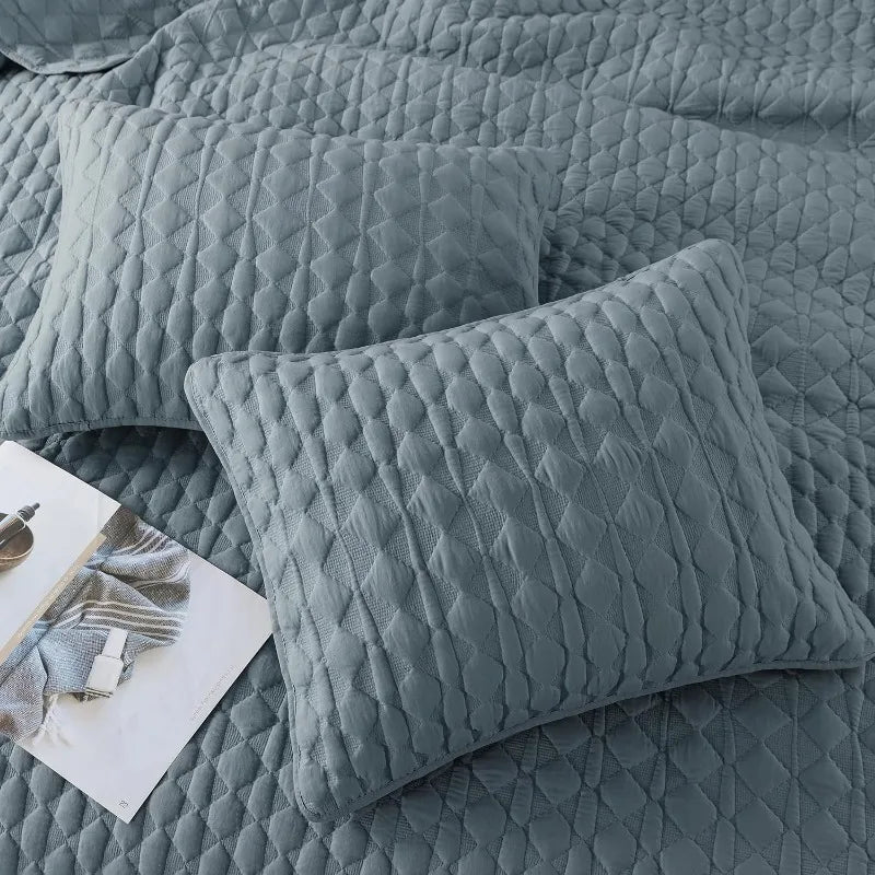 Lightweight Soft Quilted Bedding With Shams