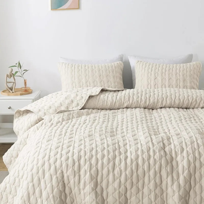 Lightweight Soft Quilted Bedding With Shams