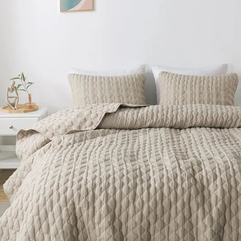 Lightweight Soft Quilted Bedding With Shams