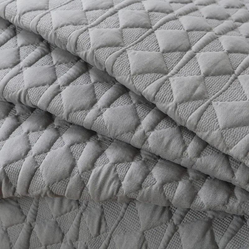 Lightweight Soft Quilted Bedding With Shams